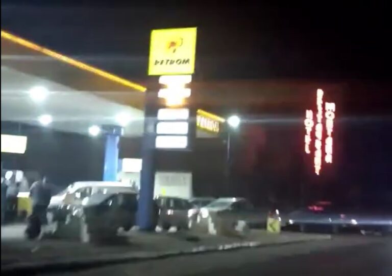 Isteria prețului la benzină: Coadă de peste 1 km la intrare în Huedin, miercuri seara!