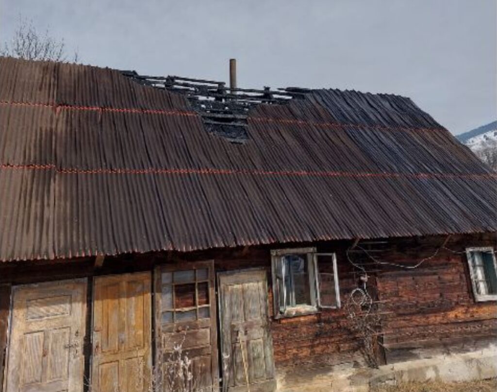 Pompierii din Câmpeni au stins un incendiu în localitatea Bucium Poieni