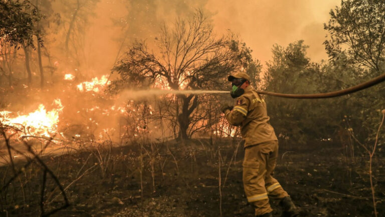 Pompierii din Câmpeni intervin pentru stingerea unui incendiu în Lupșa