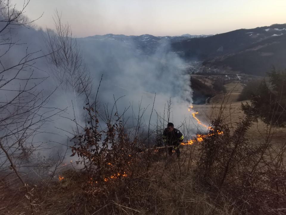 (VIDEO) Pompierii intervin la incendiile din  Sohodol și din zona barajului Mihoiești