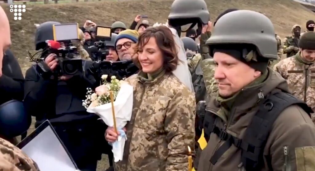 (VIDEO) Doi ucraineni, Valeri şi Lesia, s-au căsătorit pe front, îmbrăcaţi în uniforme militare, lângă Kiev