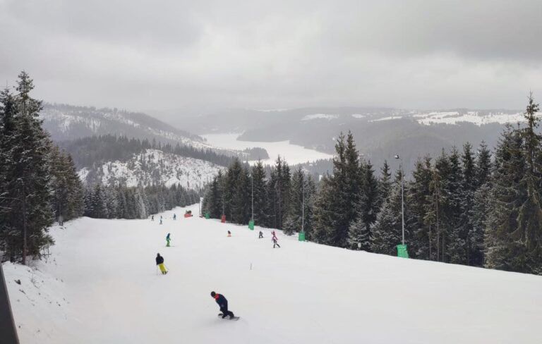 A nins la Mărișel: Pârtiile sunt pregătite pentru iubitorii de schi! Care este programul în weekend?
