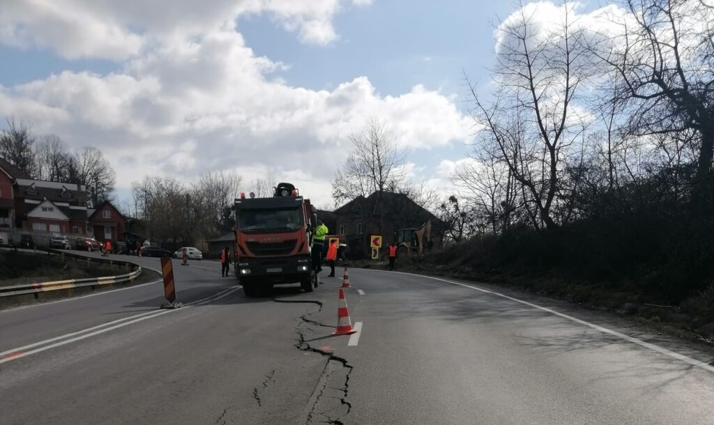 Atenție! Se lucrează de DN1 E60 Cluj-Oradea în zona Piatra Craiului: Drumarii frezează un segment de drum!