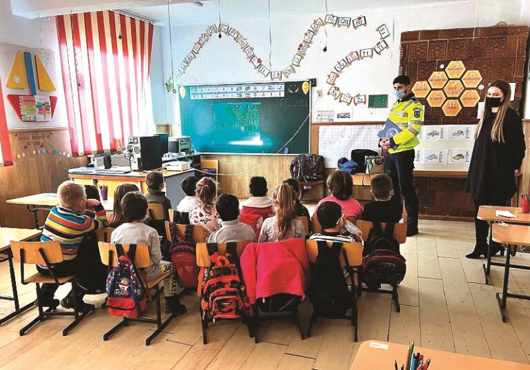 Elevii din Câmpeni au fost consiliați de polițiști în legătură cu prevenirea violenței în mediul școlar, bullying-ului și cyberbullying-ului