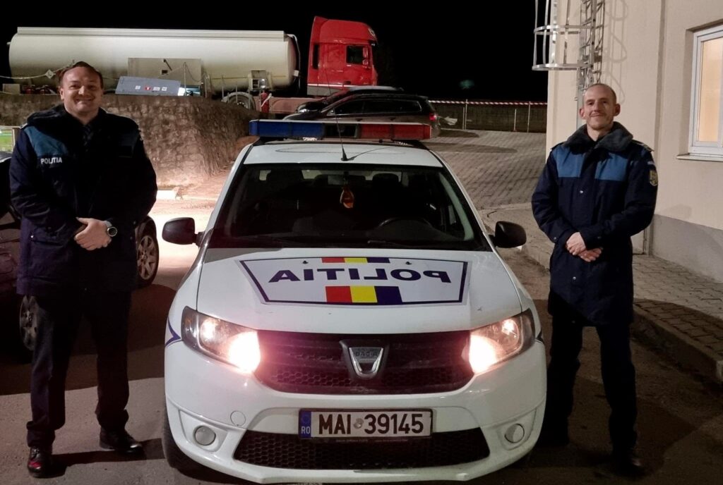 Polițiștii din Huedin și angajații unei benzinării au  salvat de la incendiu, mașina unor refugiați din Kiev