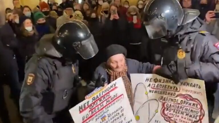 (VIDEO) O bătrânică de 77 de ani a fost arestată de forțele ruse în Sankt Petersburg: Protesta împotriva războiului în Ucraina!