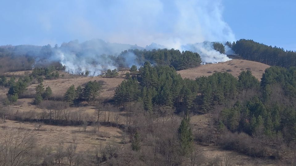 (VIDEO) Pompierii din Câmpeni intervin pentru stingerea unui incendiu în Sălciua de Jos, cu pericol de propagare la locuințe