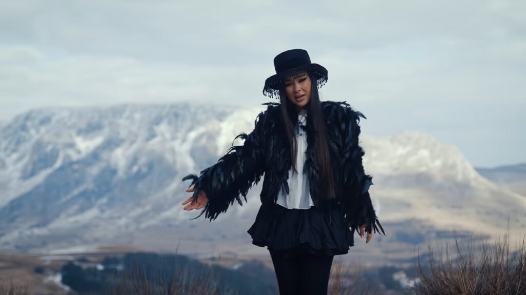 Vlăduța Lupău și-a filmat ultimul videoclip într-un loc superb din Apuseni: Piatra Secuiului și Cetatea Colţeşti