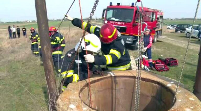Un bărbat a murit după ce a căzut într-o fântână adâncă de opt metri, din Câmpuri Surduc