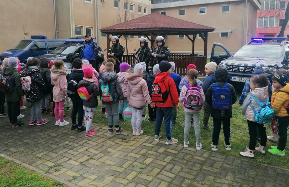 Jandarmii au împărtășit copiilor de la Grădinița cu Program Prelungit nr.1 Beiuș, tainele meseriei de jandarm