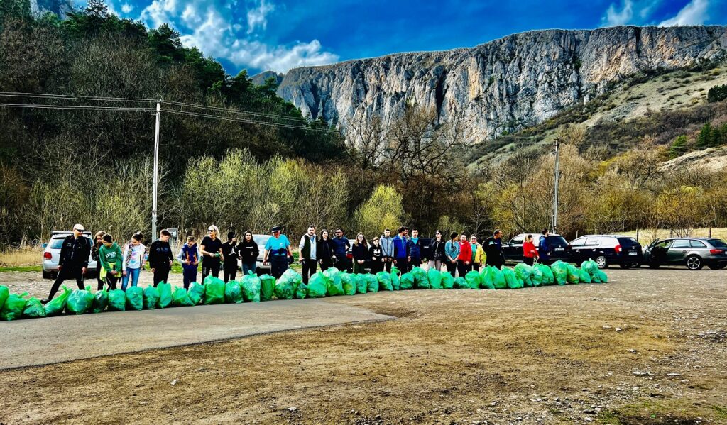 Acțiune de ecologizare în Cheile Turzii: S-au strâns aproximativ 50 de saci cu gunoi de 120 de litri!