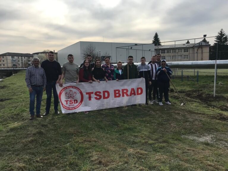 Zeci de puieți de tei au fost plantați în Brad. Dineș: „Vor da un aspect plăcut falezei pârâului Luncoi”