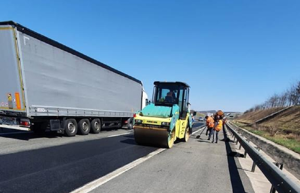 Circulația este închisă pe banda de urgență și banda 1 de pe autostrada A1 Sebeș-Sibiu!