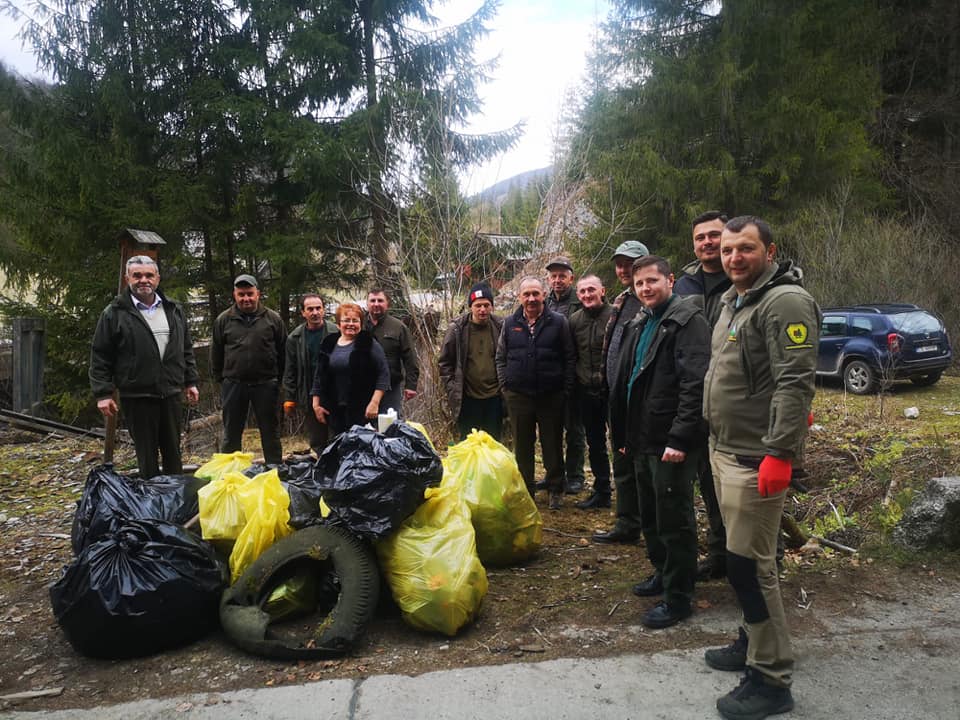 Voluntari ai Ocolului Silvic Gârda și ai Parcului Natural Apuseni au participat la o acțiune de ecologizare în zona Gârda Seacă