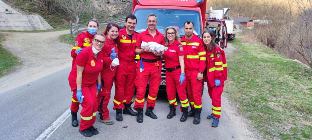 Pompierii SMURD din Gilău au ajutat la o naștere  iminentă într-o salavare în Măguri-Răcătău