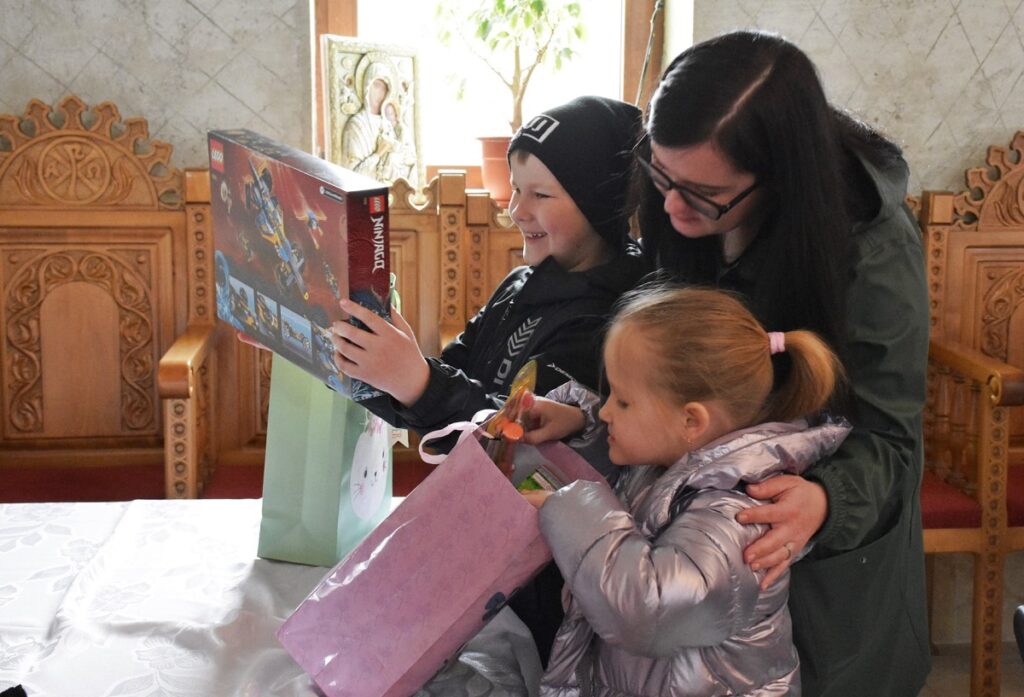 172 de copii ucraineni și mamele lor au primit cadouri de la Mitropolia Clujului