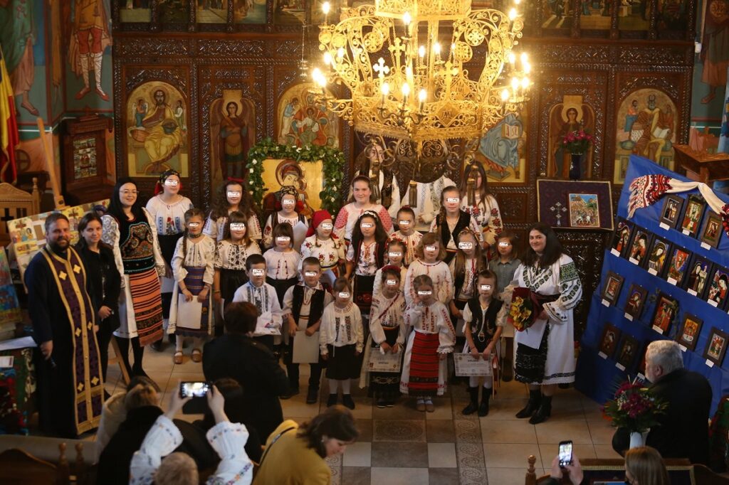 Expoziție de icoane pictate pe sticlă și desene, cu tematică religioasă, în Catedrala Moților din Huedin