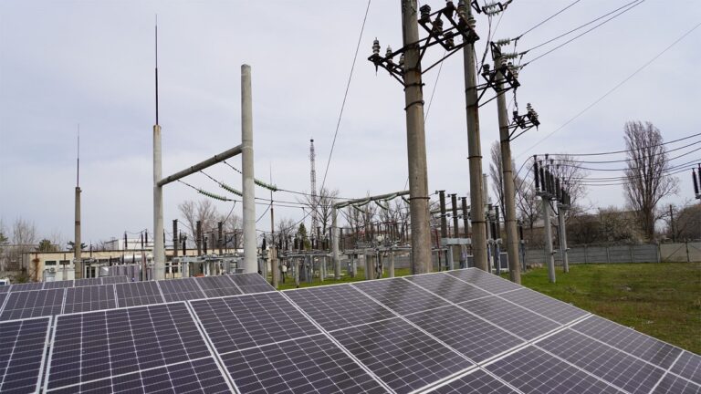 E-Distributie a investit 500.000 de euro in centrale fotovoltaice cu solutii de stocare integrate 