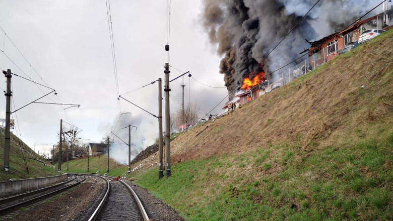 Cinci gări din centrul și vestul Ucrainei au fost atacate și incendiate de hoarda lui Putin