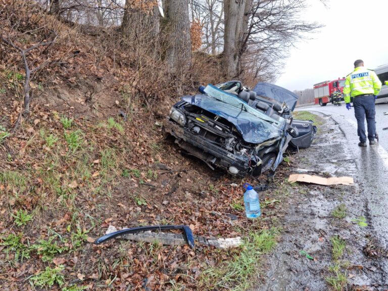 Accident pe DN1E60 Cluj-Oradea, în Poieni: O mașina a fost zdrobită după ce s-a ciocnit cu un microbuz!