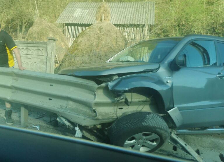 Accident pe DN76 Deva-Brad în Vălișoara: Două mașini sunt implicate!