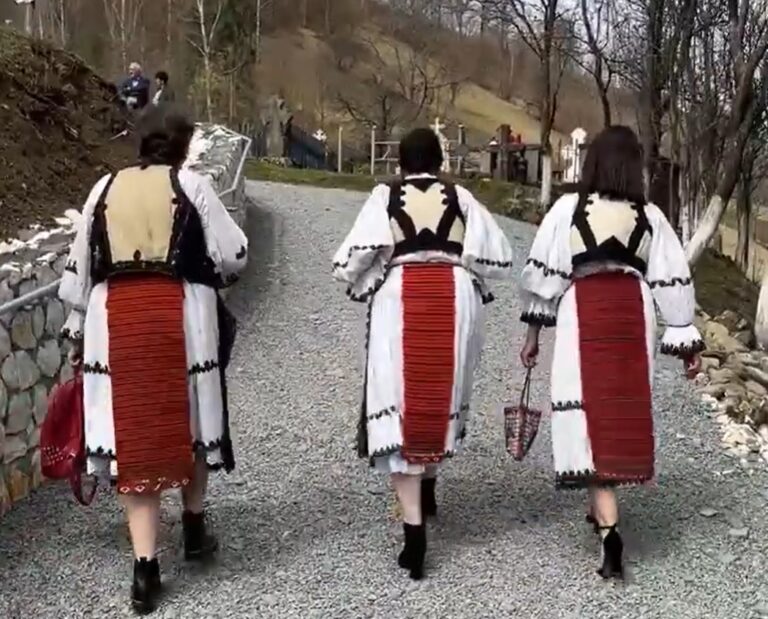 (VIDEO) Mersul elegant al buciumancelor spre biserică in ziua de Paști
