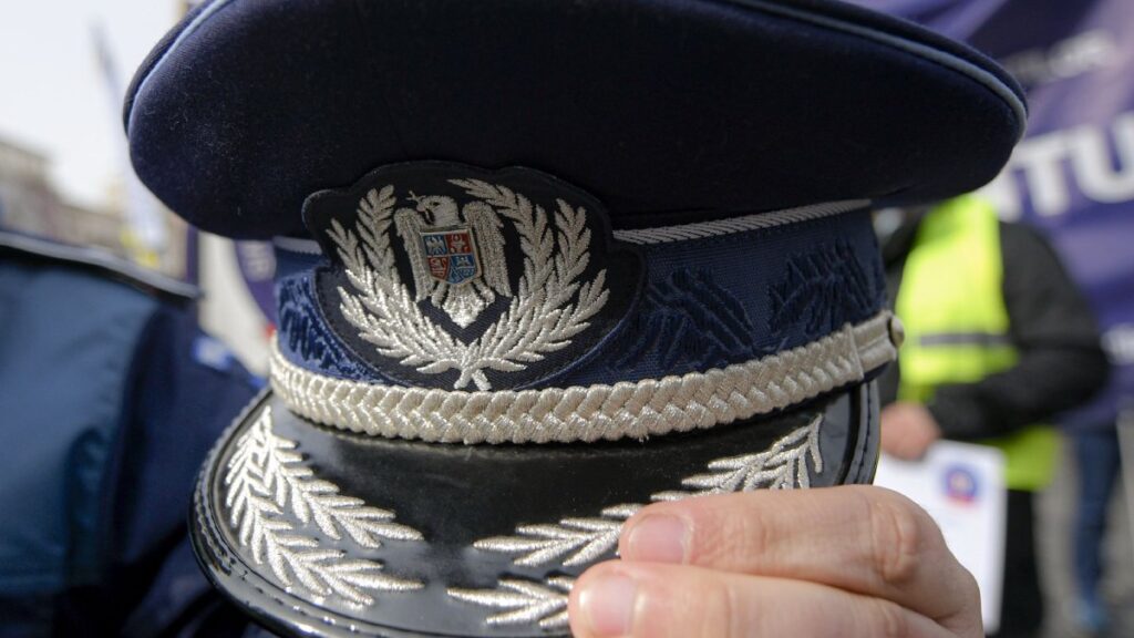 Un polițist a fost prins în timp ce fura din Dedeman: A ascuns obiectul furat sub caschetă!