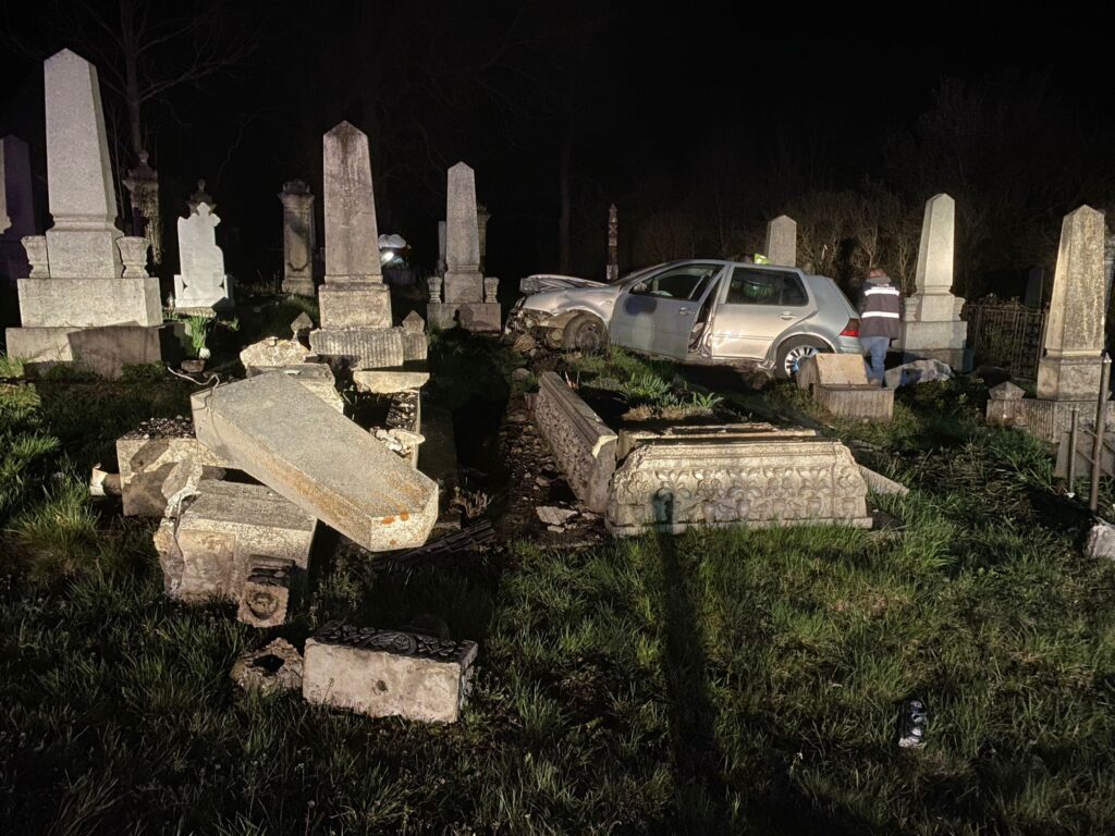 Un șofer rupt de beat a aterizat cu mașina într-un cimitir din Aghireșu-Fabrici