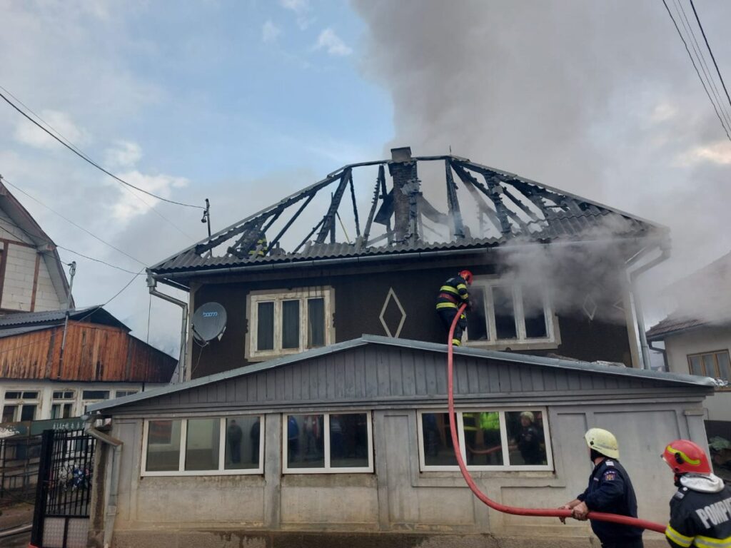 ISU Alba: Valoarea pagubelor produse în incendiul din Bistra este de peste 300.000 de lei