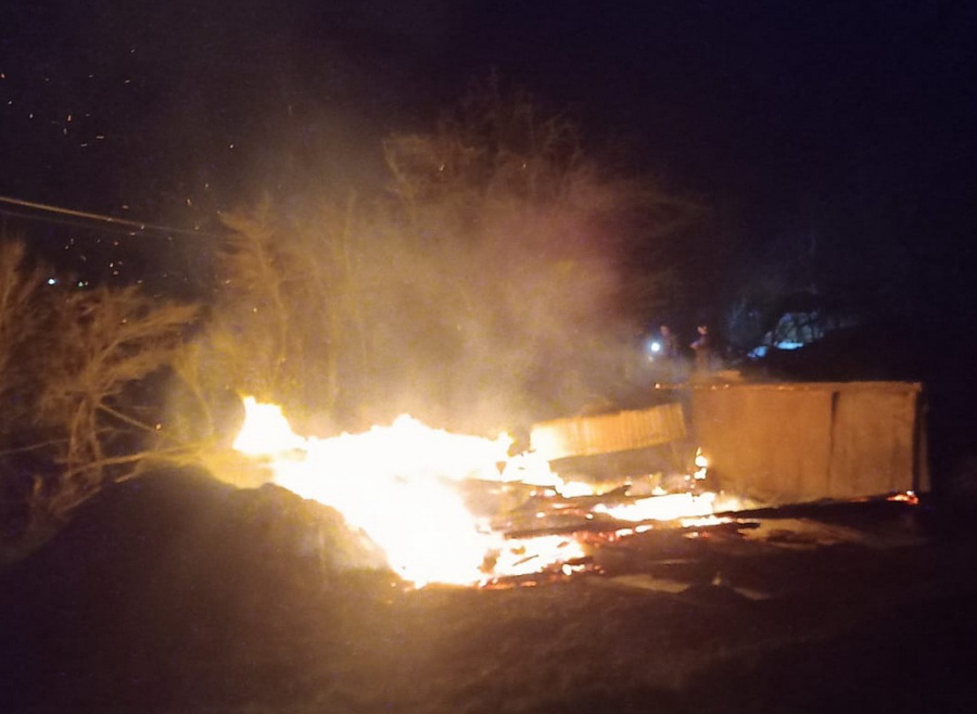 Incendiu teribil în Bulz: Vaci, viței și capre au ars de vii într-un grajd!
