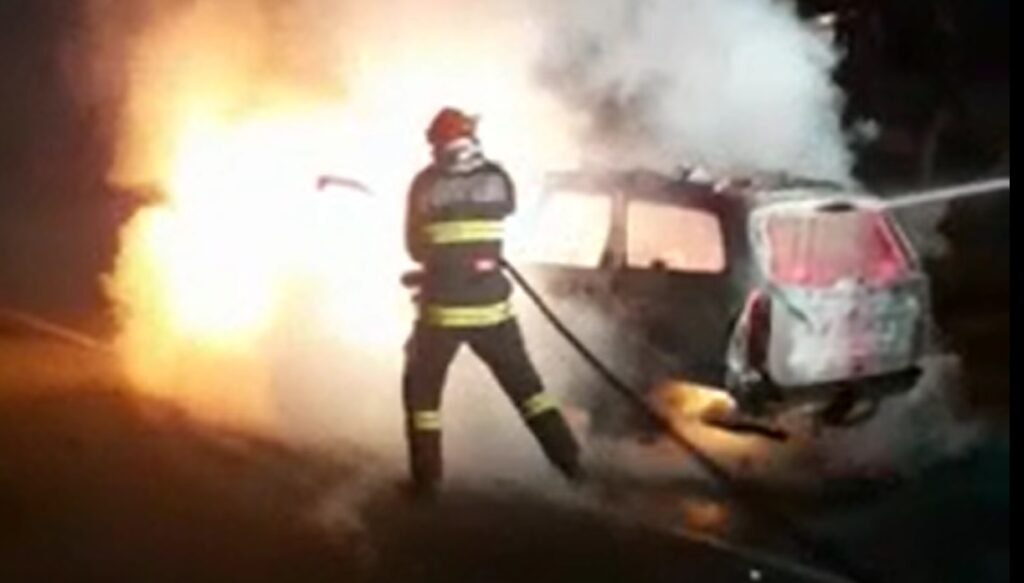 (VIDEO) Pompierii din Huedin au intervenit la un incendiu izbucnit la o maşină!