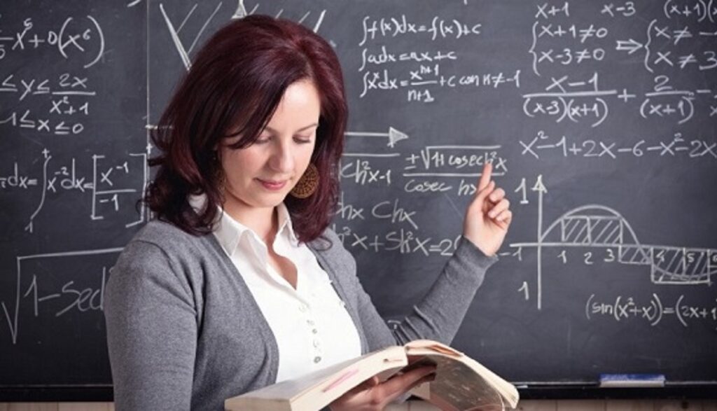 Se propune creșterea cu 25% din salariul minim a  salariilor de bază la profesori