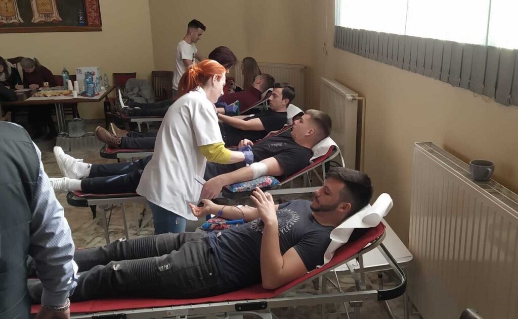 67 de clerici, monahi, credincioși, cadre didactice, funcționari și elevi din Huedin au donat peste 30 de litri de sânge