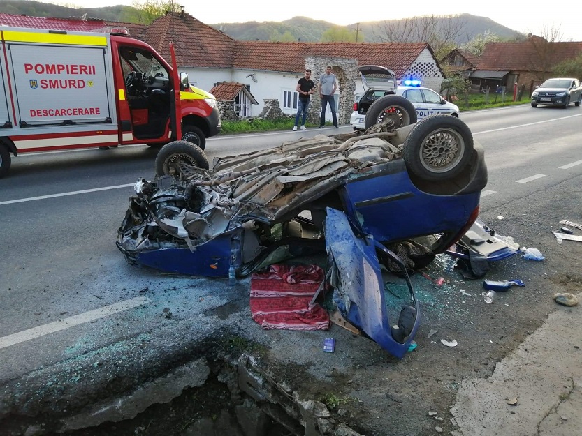 (VIDEO) O mașină s-a făcut PRAF în Burjuc: O femeie a scăpat cu viață ca prin minune!