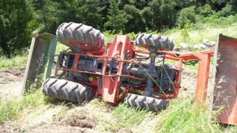 Un bărbat de 47 de ani, din Câmpeni, s-a răsturnat cu tractorul!