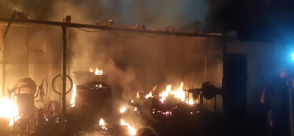 Incendiu în miez de noapte, la o gospodărie din Aușeu