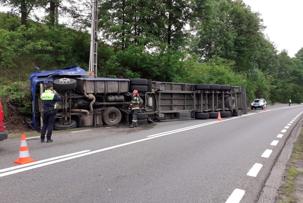 Un camion s-a răsturnat pe DN1 E60 Cluj-Oradea, în Bucea