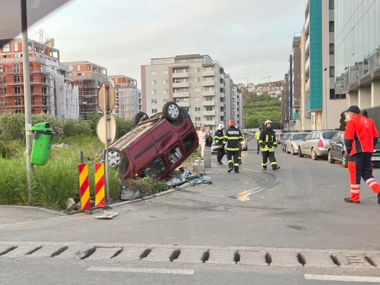 Accident în Florești între două mașini: Una s-a răsturnat spectaculos!