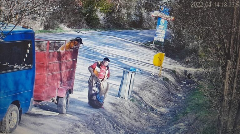 (VIDEO) Șoferii care aruncau saci cu gunoaie la marginea drumului au fost filmați: Sancțiuni de 35.000 lei!
