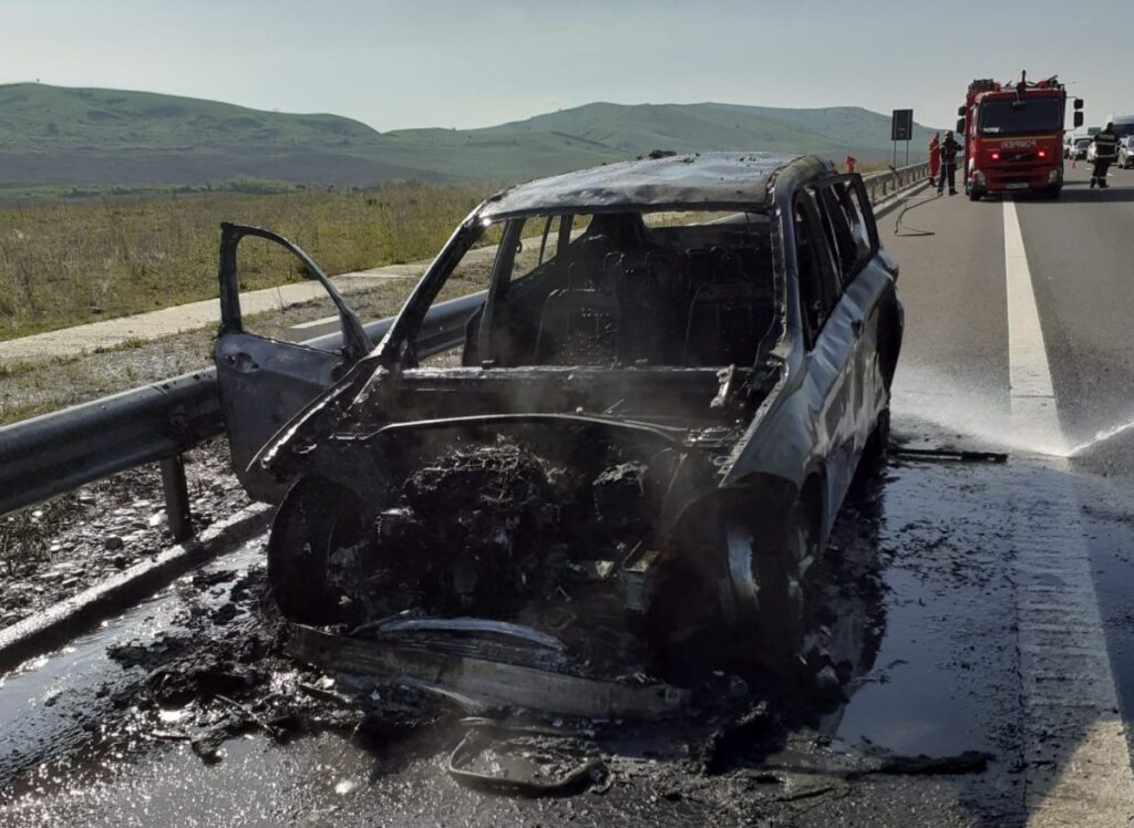 Incendiu pe A10 Sebeș-Turda: O mașină s-a făcut scrum lângă Mănăstirea Dumbrava