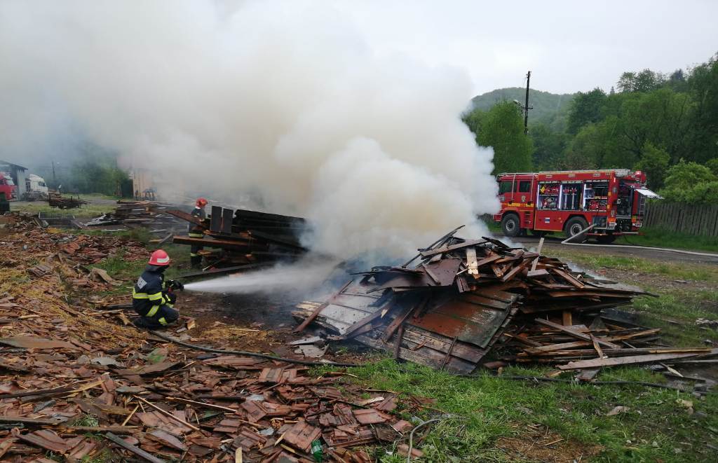 Pompierii din Câmpeni au intervenit pentru stingerea unui incendiu izbucnit pe strada Gării din Câmpeni