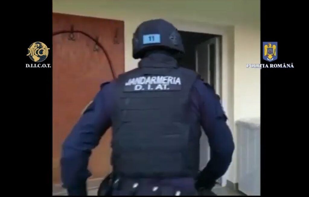 (VIDEO) Percheziții domiciliare în Banat la persoane bănuite că ar fi vaccinat fictiv pacienții contra unor sume de bani