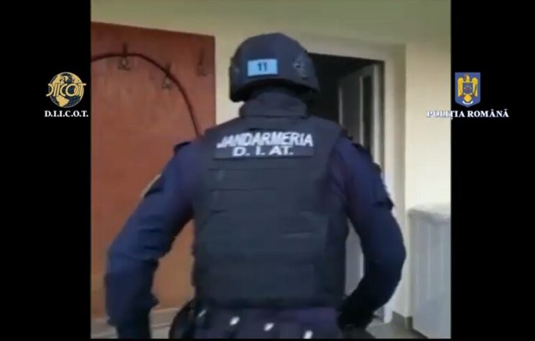 (VIDEO) Percheziții domiciliare în Banat la persoane bănuite că ar fi vaccinat fictiv pacienții contra unor sume de bani
