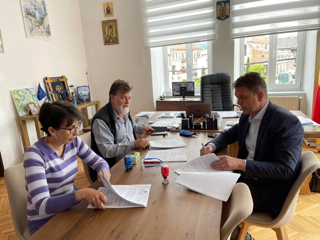 Primarul din Abrud a semnat contractul pentru centrul recreativ în clădirea fostei Biserici Unitariene și reabilitarea infrastructurii urbane