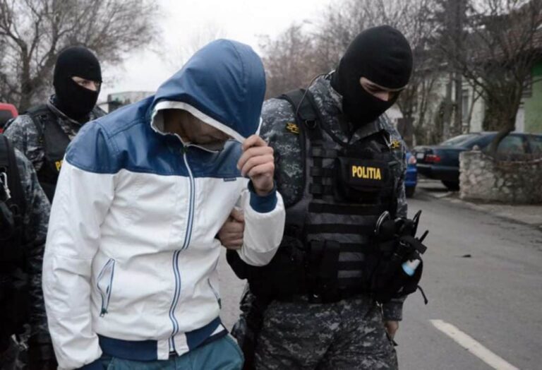 (VIDEO) Polițiștii din Huedin au depistat un traficant cu mult „marfă” asupra sa: A fost reținut imediat!