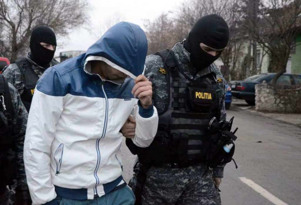 (VIDEO) Polițiștii din Huedin au depistat un traficant cu mult „marfă” asupra sa: A fost reținut imediat!
