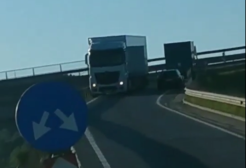 Cu TIR-ul pe contrasens! VIDEO IREAL la Vâlcele!