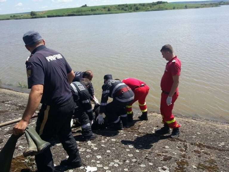 Pompierii vă sfătuiesc să vă scăldați doar în locuri special amenajate pentru înot