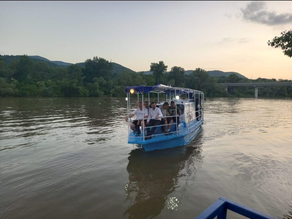 (FOTO) Mureșul navigabil în zona Șoimuș: Din 18 iunie vă puteți plimba cu Vaporașul „STELAR”!