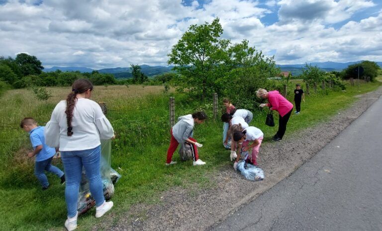 Elevi și profesori din Câmpani au realizat a doua ecologizare din cadrul campaniei „Luna curățeniei în Bihor”